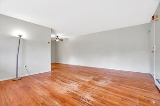 55 Gill Ln in Woodbridge Township, NJ - Foto de edificio - Building Photo