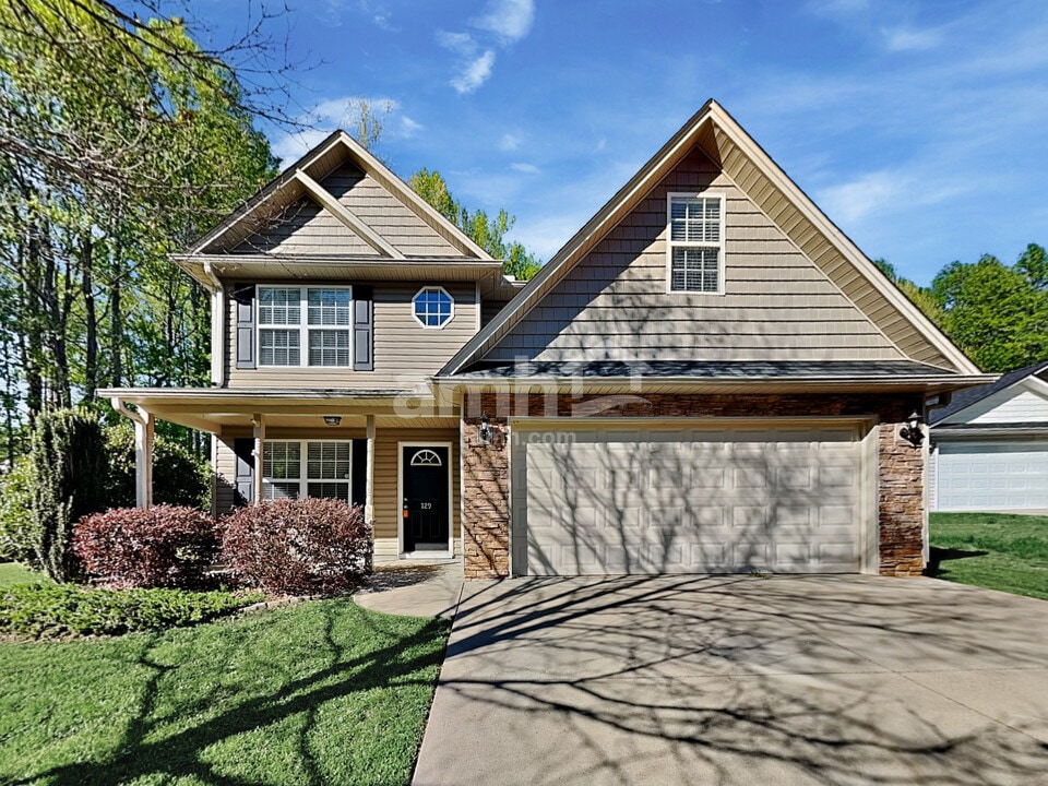 129 Midwood Rd in Travelers Rest, SC - Foto de edificio