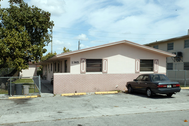 1375 W 28th St in Hialeah, FL - Foto de edificio - Building Photo