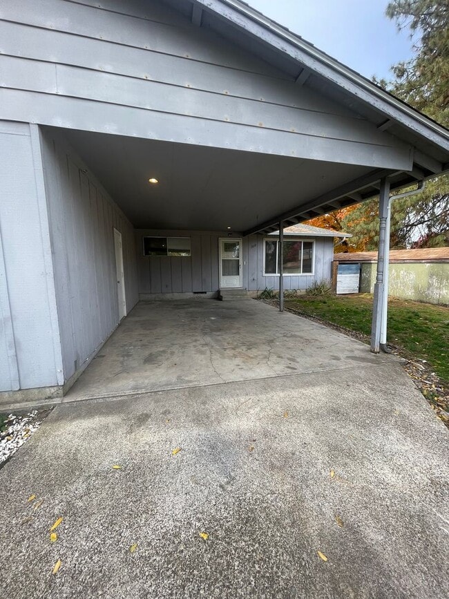 property at 1610 Oak St SE
