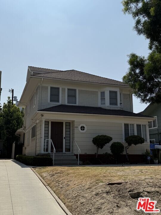 422 S Van Ness Ave in Los Angeles, CA - Building Photo