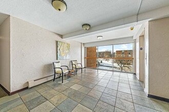 2201 S Stewart Ave, Unit 4M in Lombard, IL - Foto de edificio - Building Photo