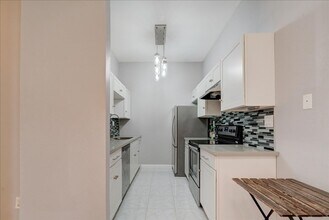 8328 Regents Rd in San Diego, CA - Building Photo - Building Photo