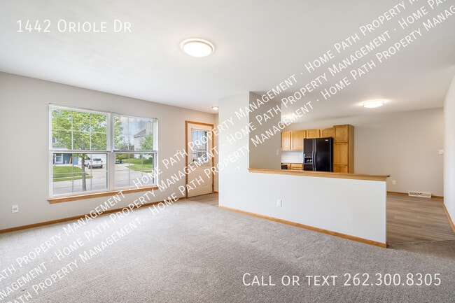 1442 Oriole Dr in Hartford, WI - Building Photo - Building Photo