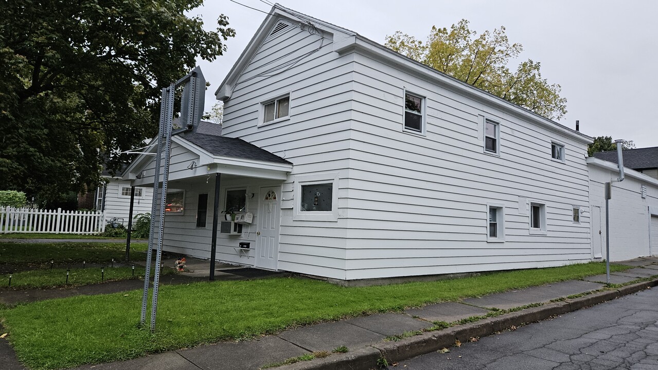 114 W Oneida St, Unit Upper in Oswego, NY - Building Photo