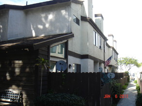 7941 Moonshadow Cir in Huntington Beach, CA - Building Photo - Building Photo