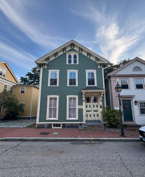 32 Starr St in New London, CT - Building Photo