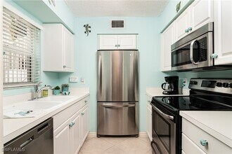 284 4th St S in Naples, FL - Building Photo - Building Photo