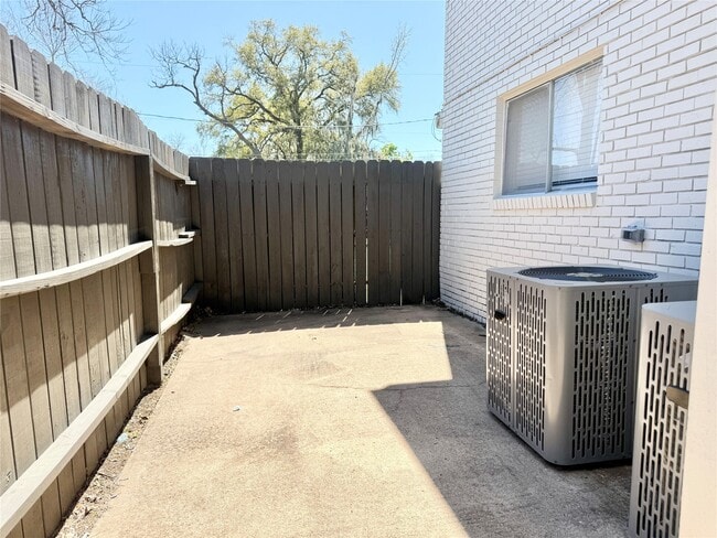 500 Willow Dr in Lake Jackson, TX - Building Photo - Building Photo