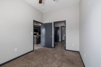 The Crossings at East Cherry in Springfield, MO - Foto de edificio - Building Photo