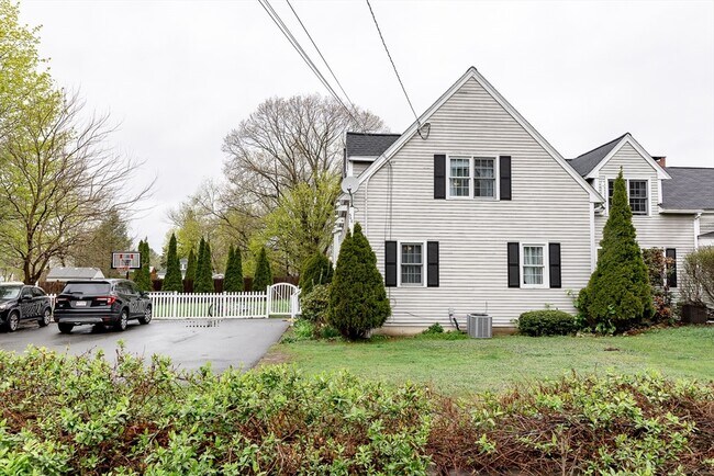 348 Osgood St in North Andover, MA - Building Photo - Building Photo