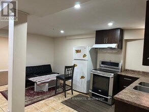 202 Fernforest Dr in Brampton, ON - Building Photo - Building Photo