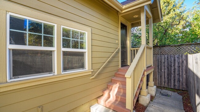 319 5th St in Petaluma, CA - Building Photo - Building Photo