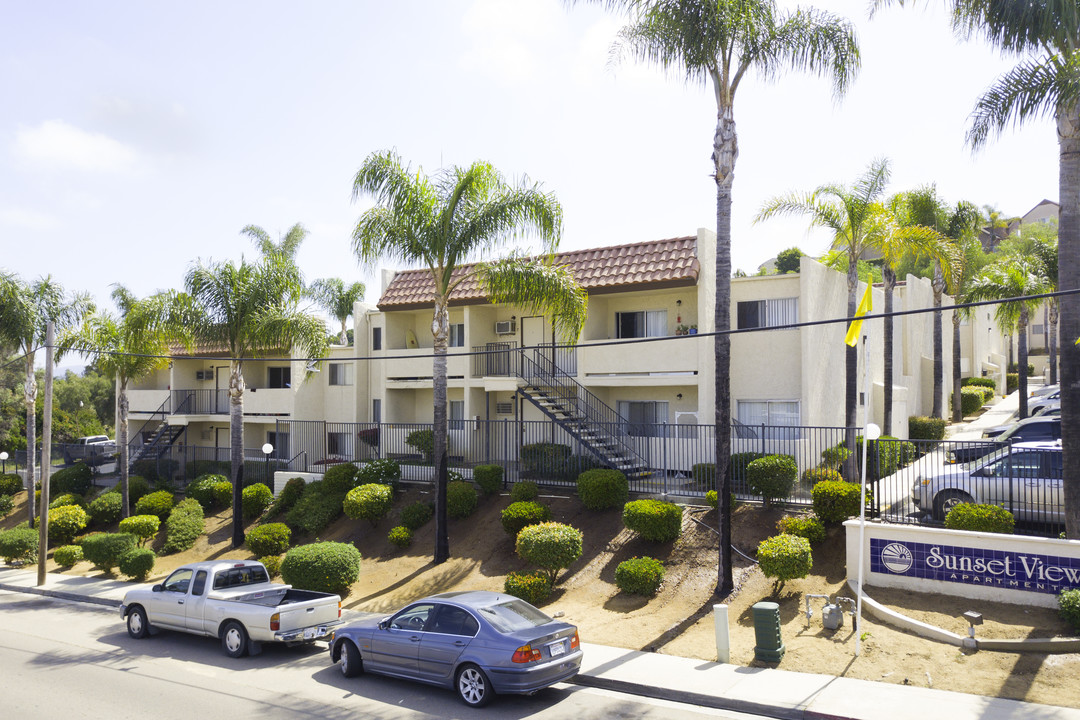 Sunset Views in Fallbrook, CA - Foto de edificio