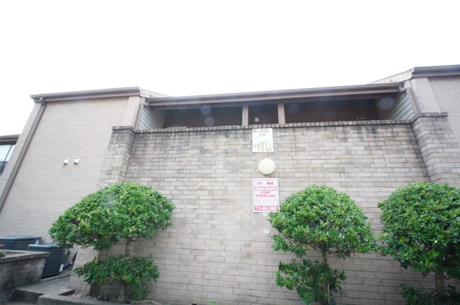 8531 Sands Point Dr in Houston, TX - Building Photo - Building Photo