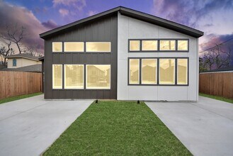 8125 Cabot St in Houston, TX - Building Photo - Building Photo