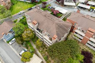 Saddleback in Daly City, CA - Foto de edificio - Building Photo