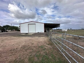 1204 Co Rd 408 in El Campo, TX - Building Photo - Building Photo