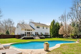 39 Hollow Ln in Westhampton, NY - Building Photo