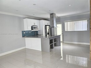 5816 SW 9th St in West Miami, FL - Building Photo - Building Photo