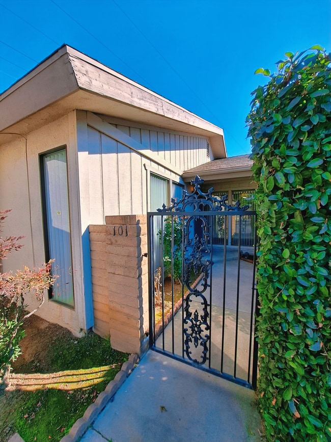 4593 N Emerson Ave in Fresno, CA - Building Photo - Building Photo