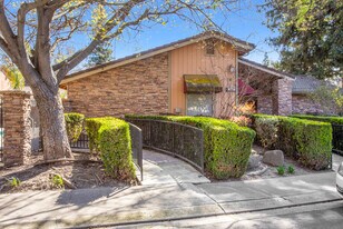 Parkside Villas in Modesto, CA - Building Photo