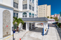 Beau Monde Condominiums in St Pete Beach, FL - Foto de edificio - Building Photo