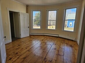 24 Ninth St, Unit 1 in Auburn, ME - Foto de edificio - Building Photo