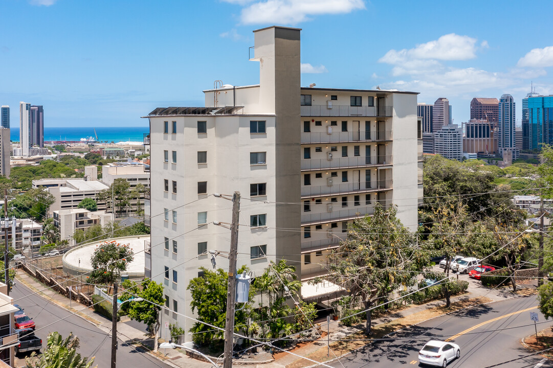 Park Tower in Honolulu, HI - Building Photo