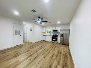 7107 Guadalupe St in Austin, TX - Foto de edificio - Building Photo