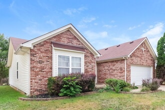 8008 Grandmeadow Ln in Louisville, KY - Building Photo - Building Photo