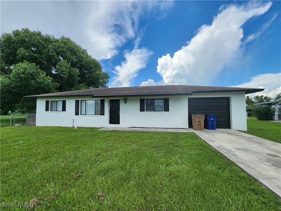 13238 Second St in Ft. Myers, FL - Building Photo