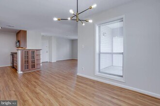 3178 Summit Square Dr, Unit 3-C1 in Oakton, VA - Building Photo - Building Photo