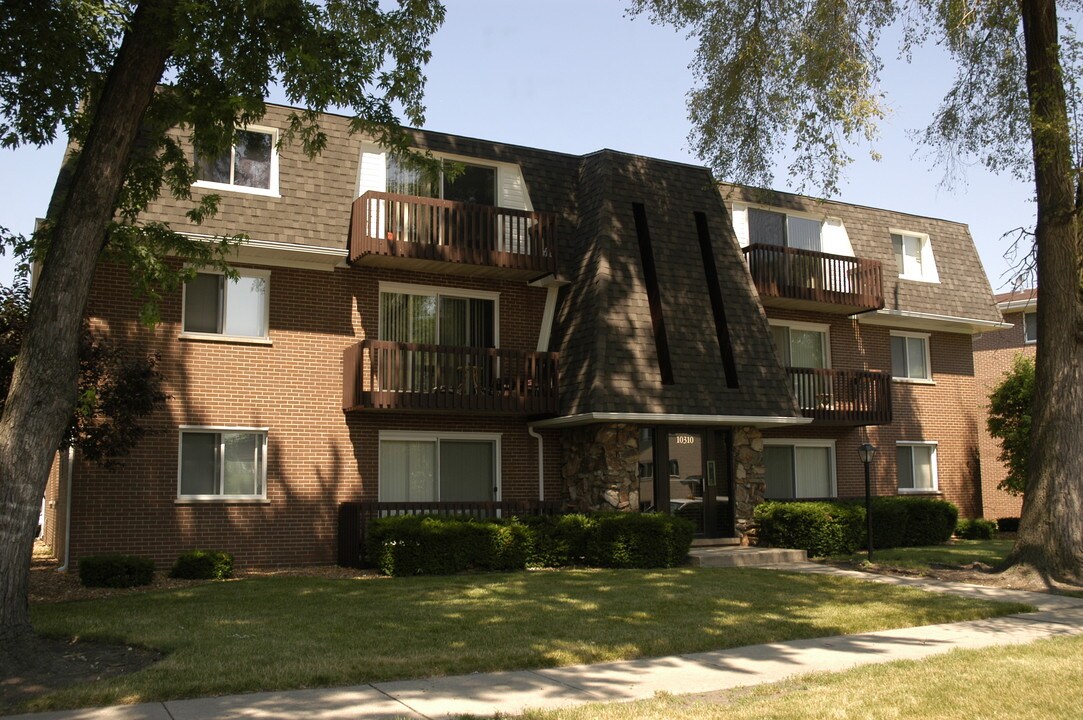 10310 S Parkside Ave in Oak Lawn, IL - Building Photo