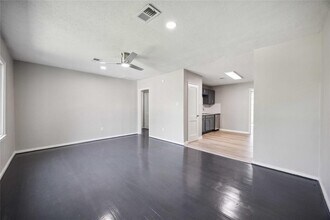 5206 Willow Glen Dr in Houston, TX - Building Photo - Building Photo