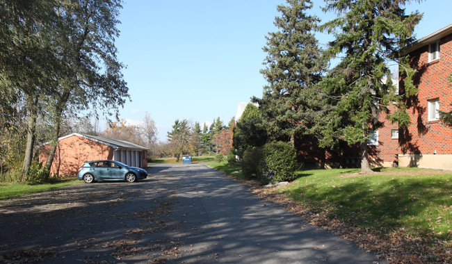 Oakwood Apartments in Clarence, NY - Foto de edificio - Building Photo