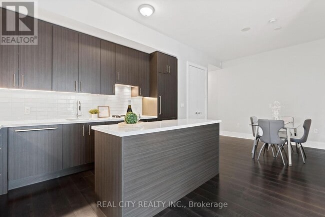 29 Queens Quay E in Toronto, ON - Building Photo - Building Photo