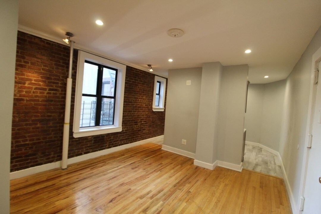 31 W Mosholu Pkwy N in Bronx, NY - Building Photo