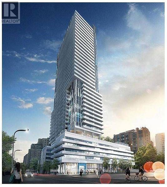 161 Roehampton Ave in Toronto, ON - Building Photo