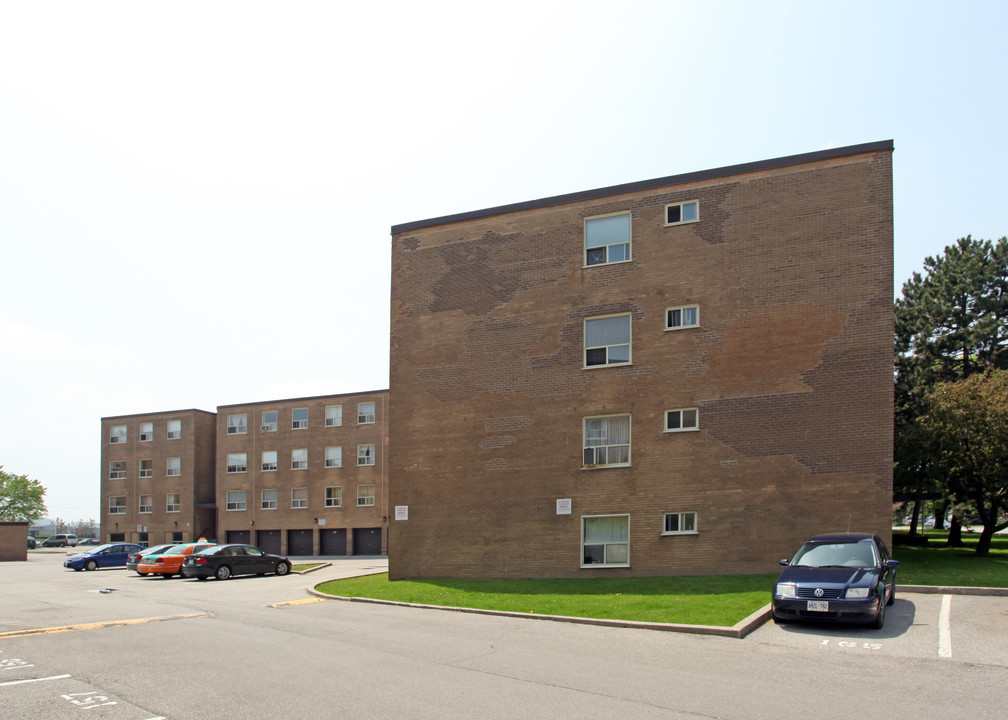 Eccleston Heights in Toronto, ON - Building Photo