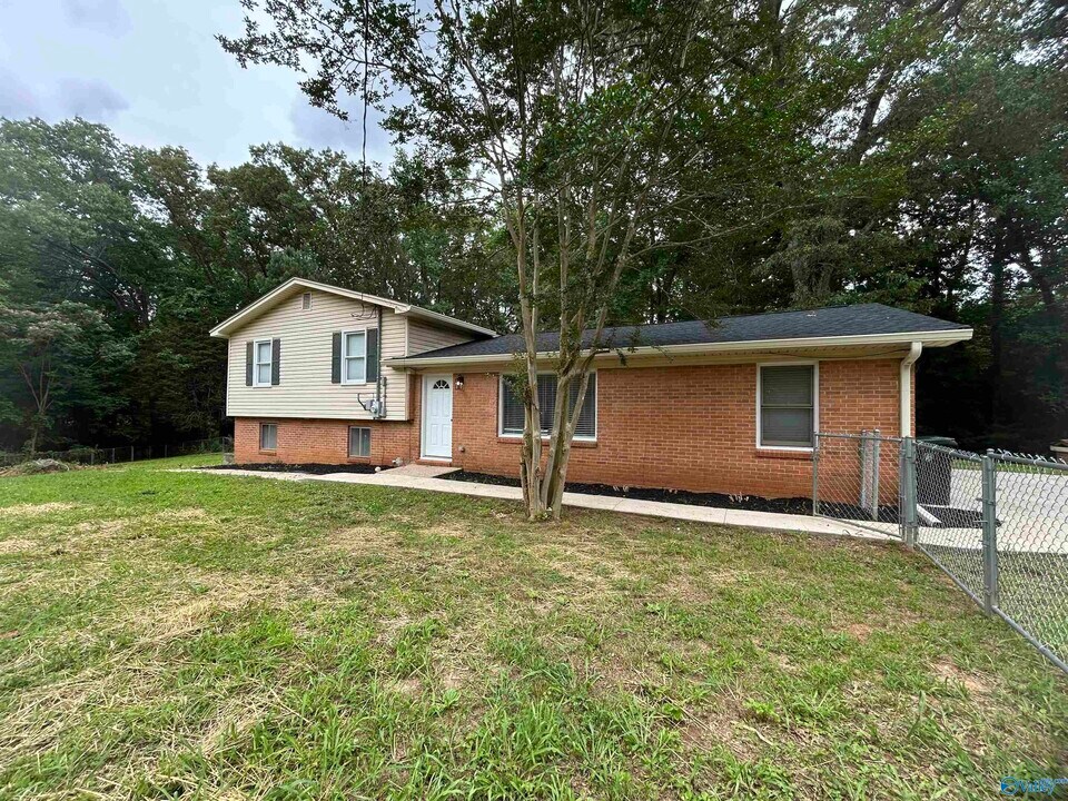 285 Ruby Dr in Huntsville, AL - Building Photo