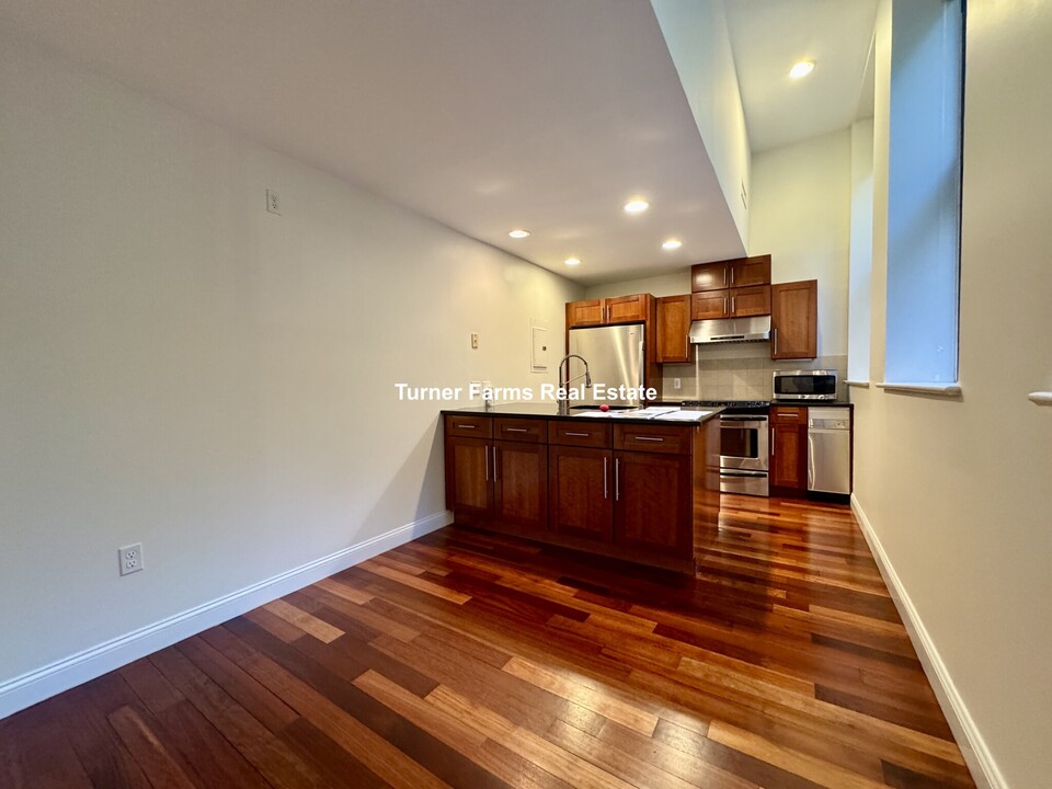 841 Parker St, Unit 304 in Boston, MA - Building Photo