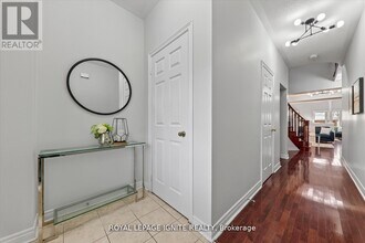 163 Seasons Dr in Toronto, ON - Building Photo - Building Photo