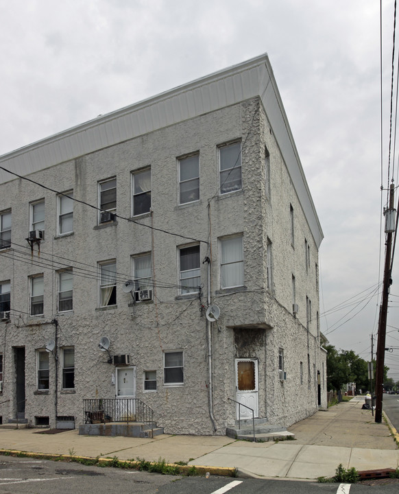 91 E 25th St in Bayonne, NJ - Building Photo