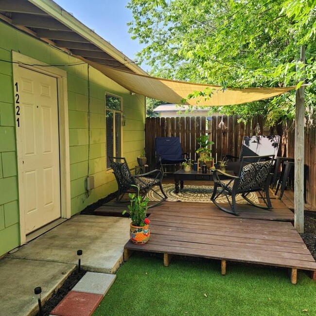 property at 1221 W Thorain Blvd