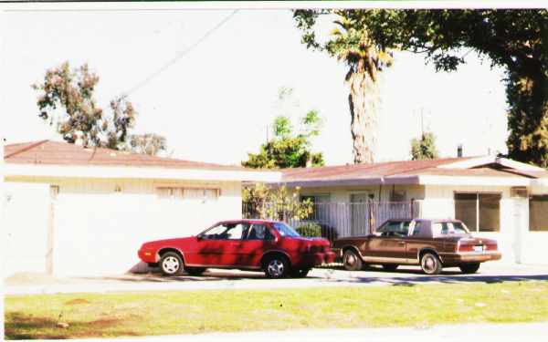 8745 Indiana Ave in Riverside, CA - Foto de edificio - Building Photo