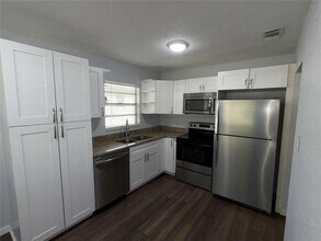 31822 Sybil in Sorrento, FL - Foto de edificio - Building Photo