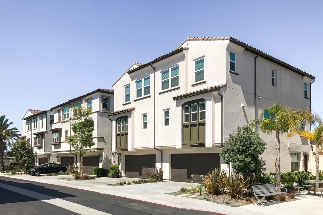 Trapezoid Condominium in Anaheim, CA - Building Photo