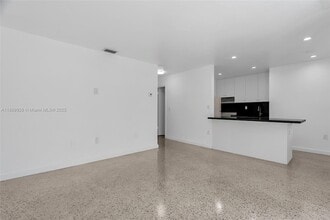 559 SW 10th St, Unit 4 in Miami, FL - Building Photo - Building Photo