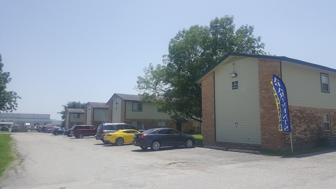 Cedar Crest Apartments in Owasso, OK - Building Photo